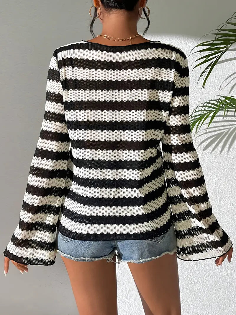 Dana | Elegant randig T-shirt med urringning och klockärmar för kvinnor