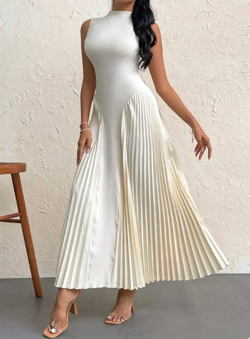 Esther - Elegant klänning med rund halsringning och lång kjo