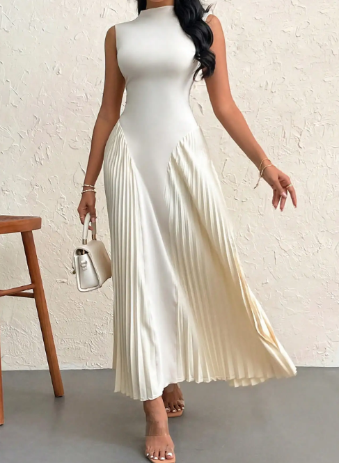 Esther - Elegant klänning med rund halsringning och lång kjo