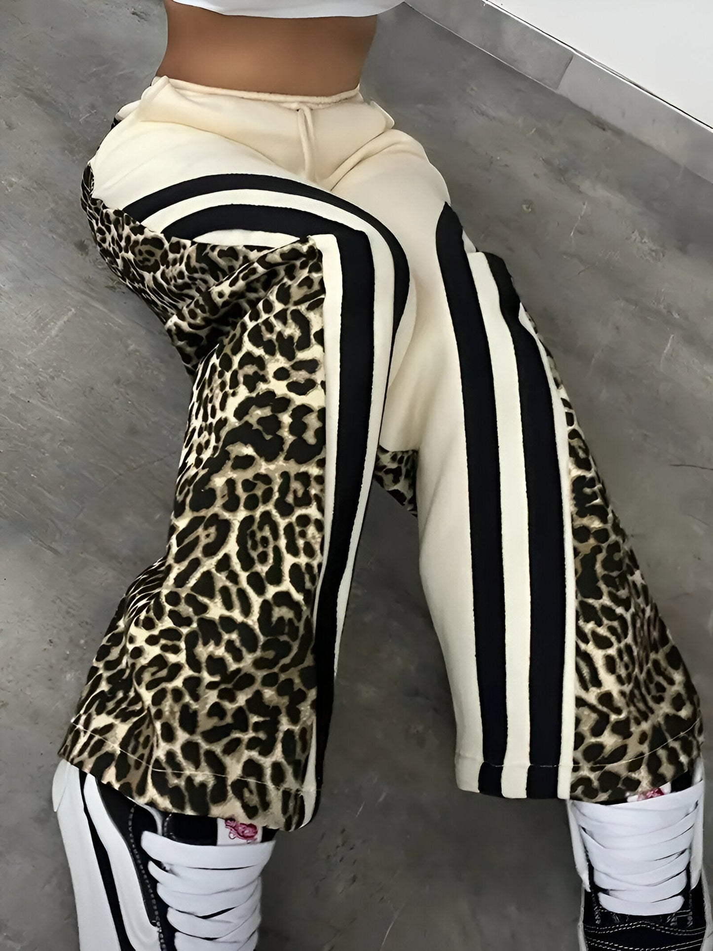 Rhea | Fleecefodrad fritidsbyxa med leopardmönstrat färgblock