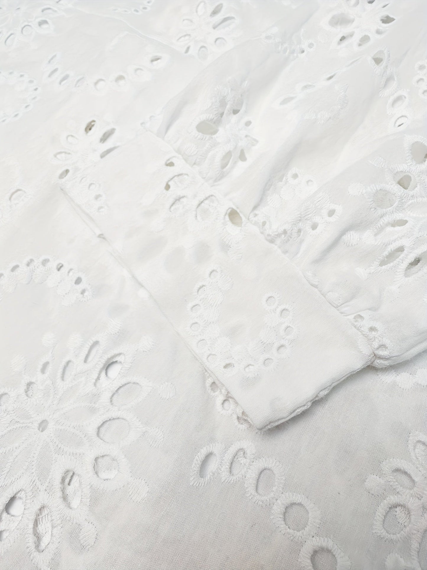 Selma | Broderad Blus med Spetskant