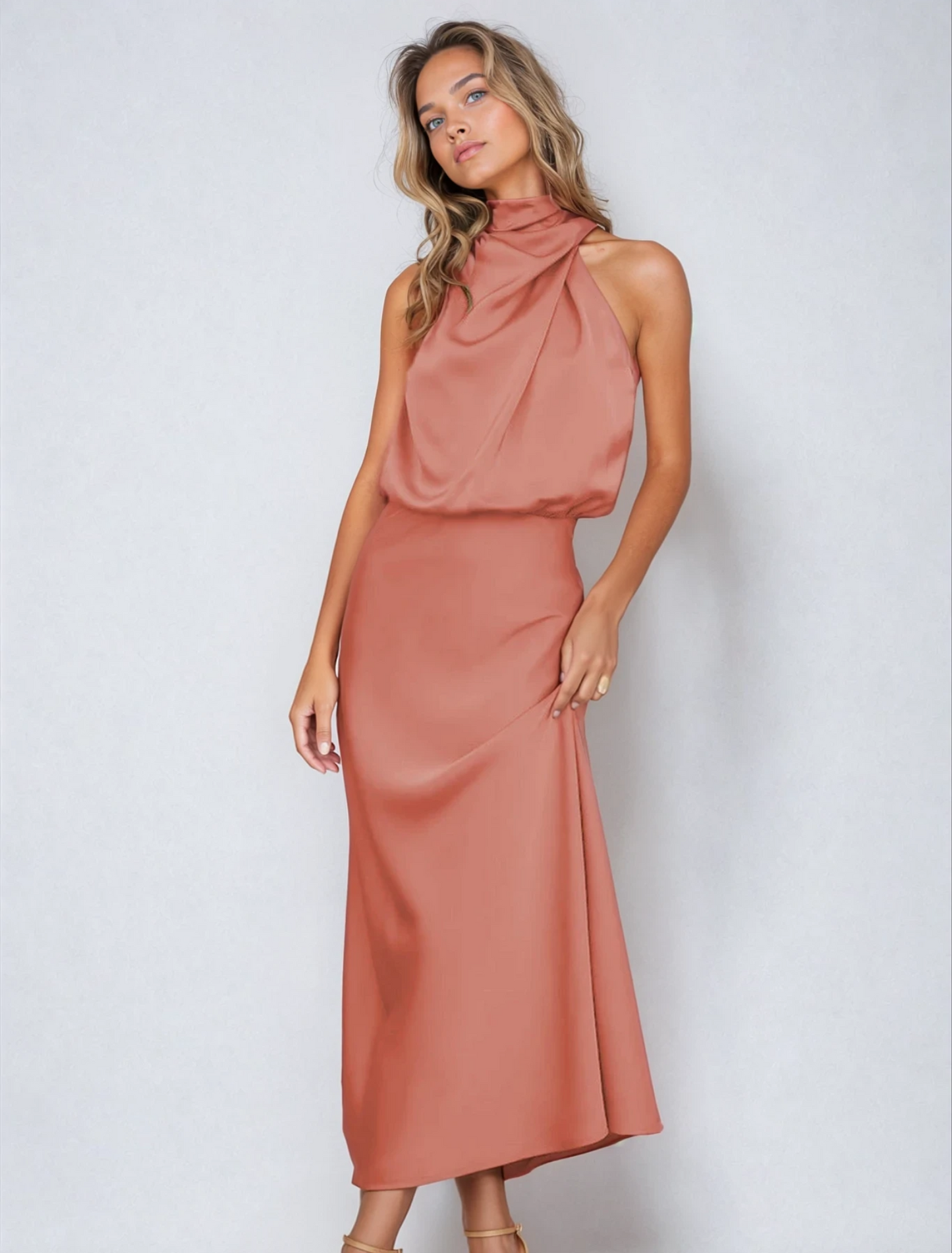 Sofia | Elegant Satinklänning Halterneck