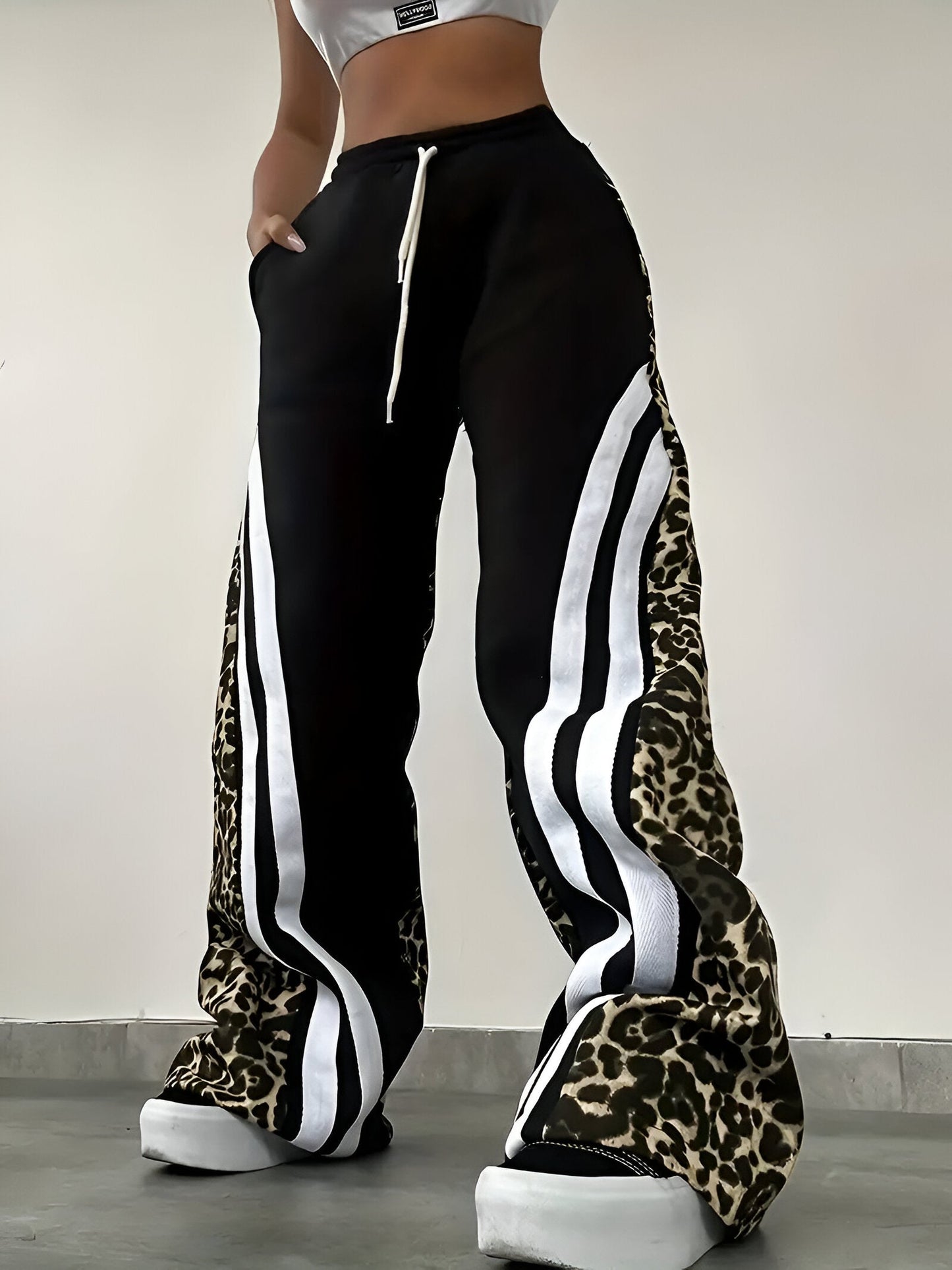Rhea | Fleecefodrad fritidsbyxa med leopardmönstrat färgblock
