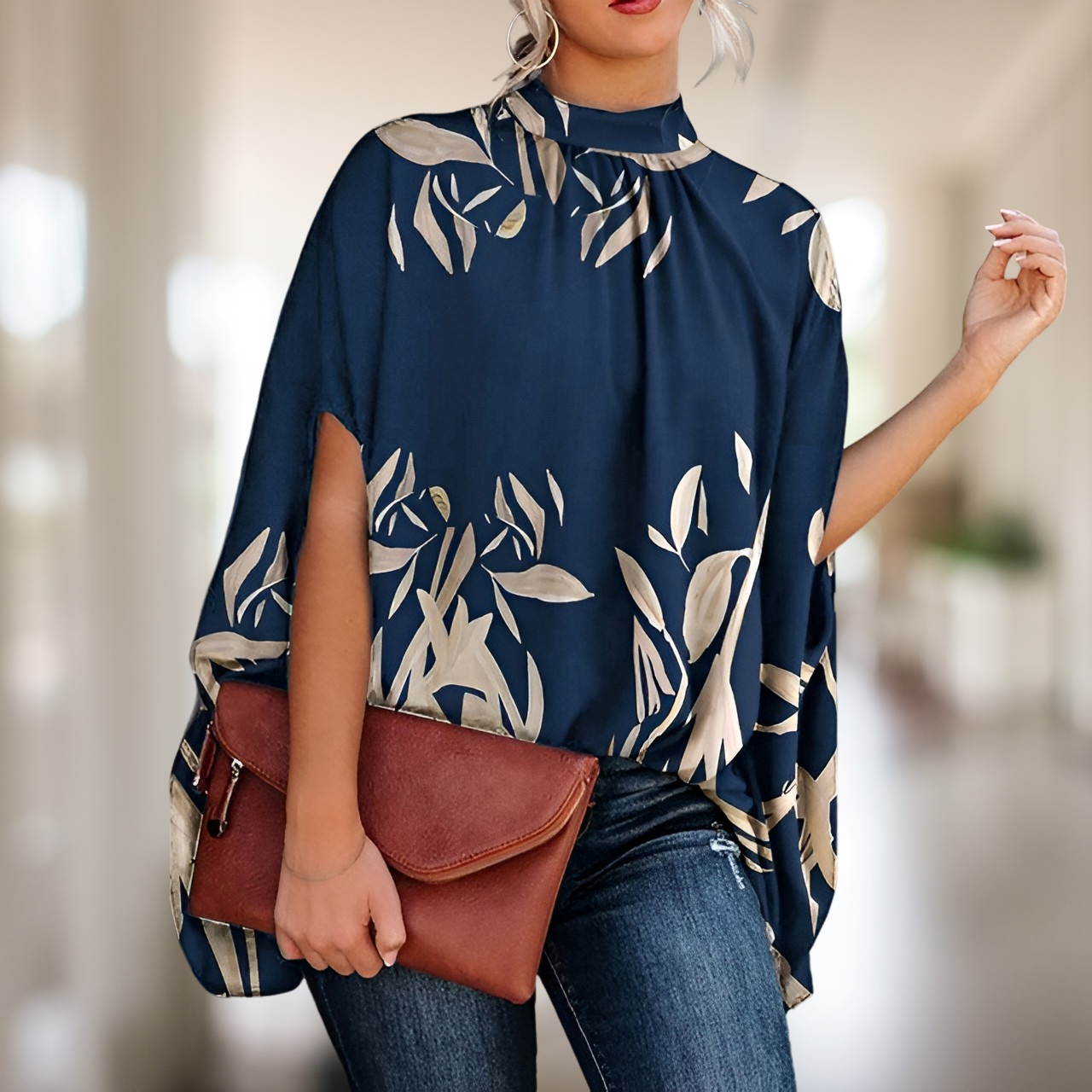 Malin | Chic Blus med Abstrakt Mönster för en Modern Look
