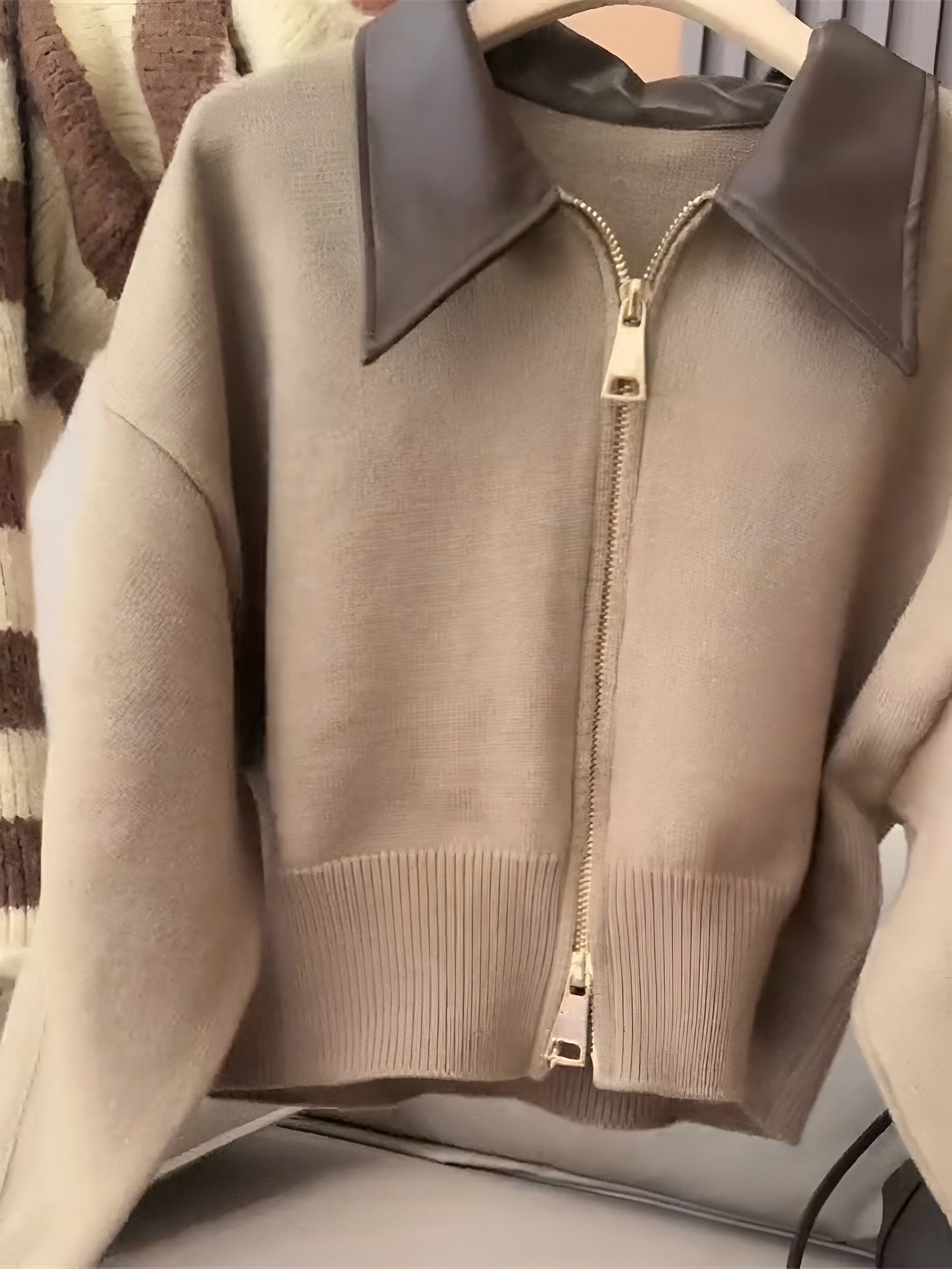 Elvira | Trendigt stickad tröja med krage i spaltläder