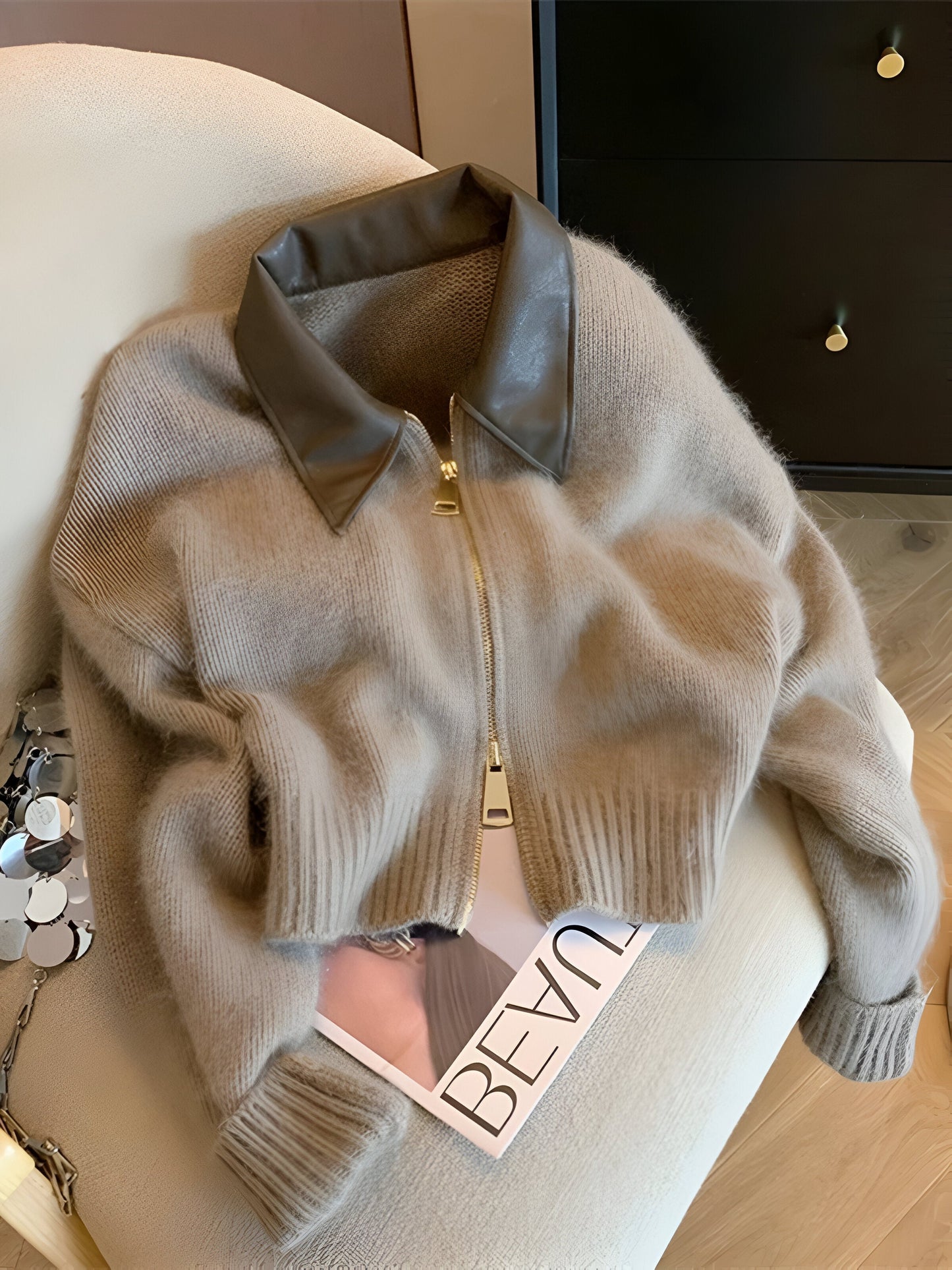 Elvira | Trendigt stickad tröja med krage i spaltläder