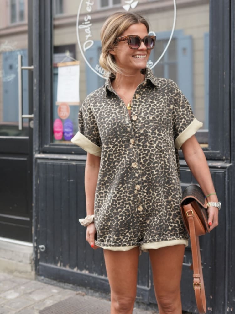 Iréne | Djärv och bekväm mini jumpsuit med gepardmönster