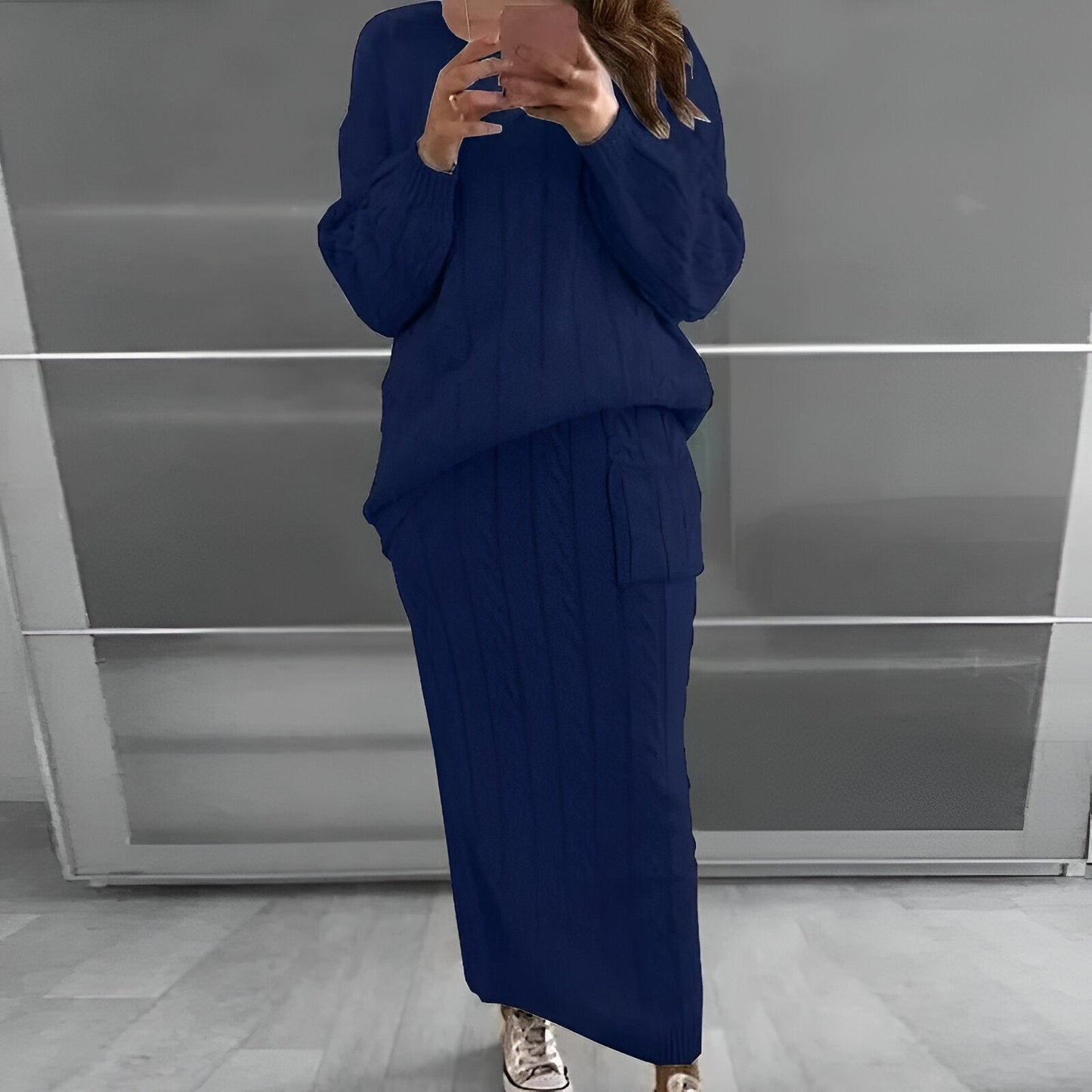 Liane |Mysig vinterstämning: stickad tröja och kjol (säsong 1)