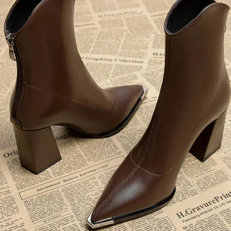 Lena | Eleganta Ankelboots med Metalltopp