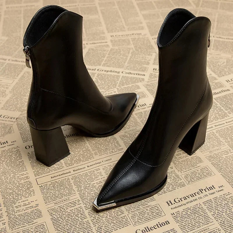 Lena | Eleganta Ankelboots med Metalltopp