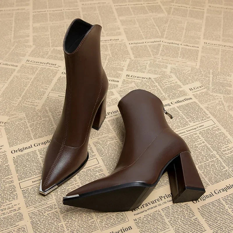 Lena | Eleganta Ankelboots med Metalltopp