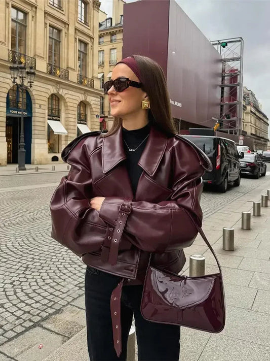 Ciara | Eleganta Burgunderröd Vegansk Läderjacka Med Spänne