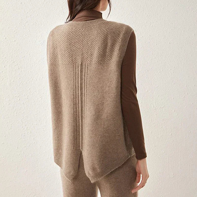 Alma | Tidlös Stickad Väst i Modern Design