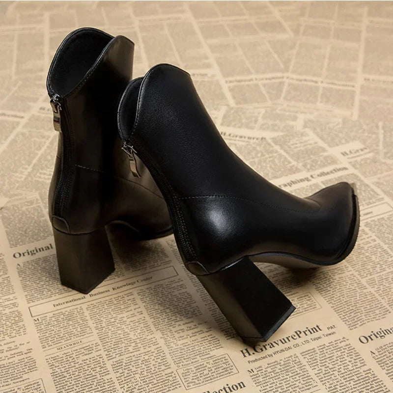 Lena | Eleganta Ankelboots med Metalltopp
