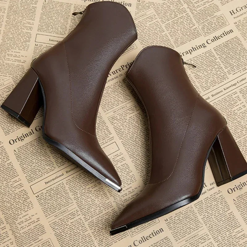 Lena | Eleganta Ankelboots med Metalltopp