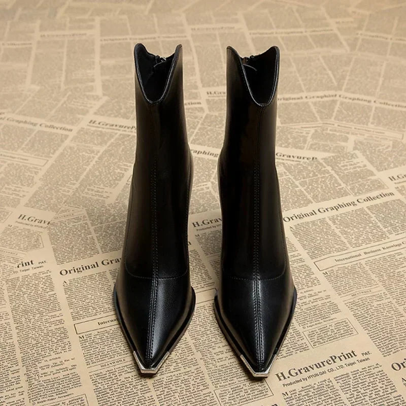 Lena | Eleganta Ankelboots med Metalltopp