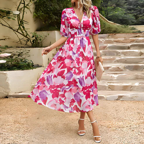 Serena - V-ringad klänning med blommigt mönste