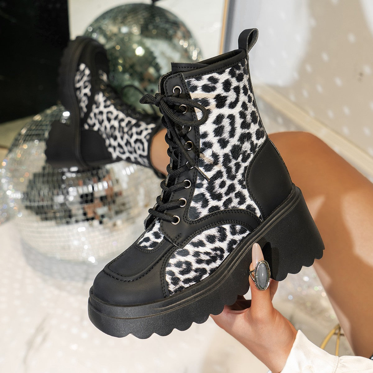 Dallas | Iögonfallande stövlar med leopardmönster