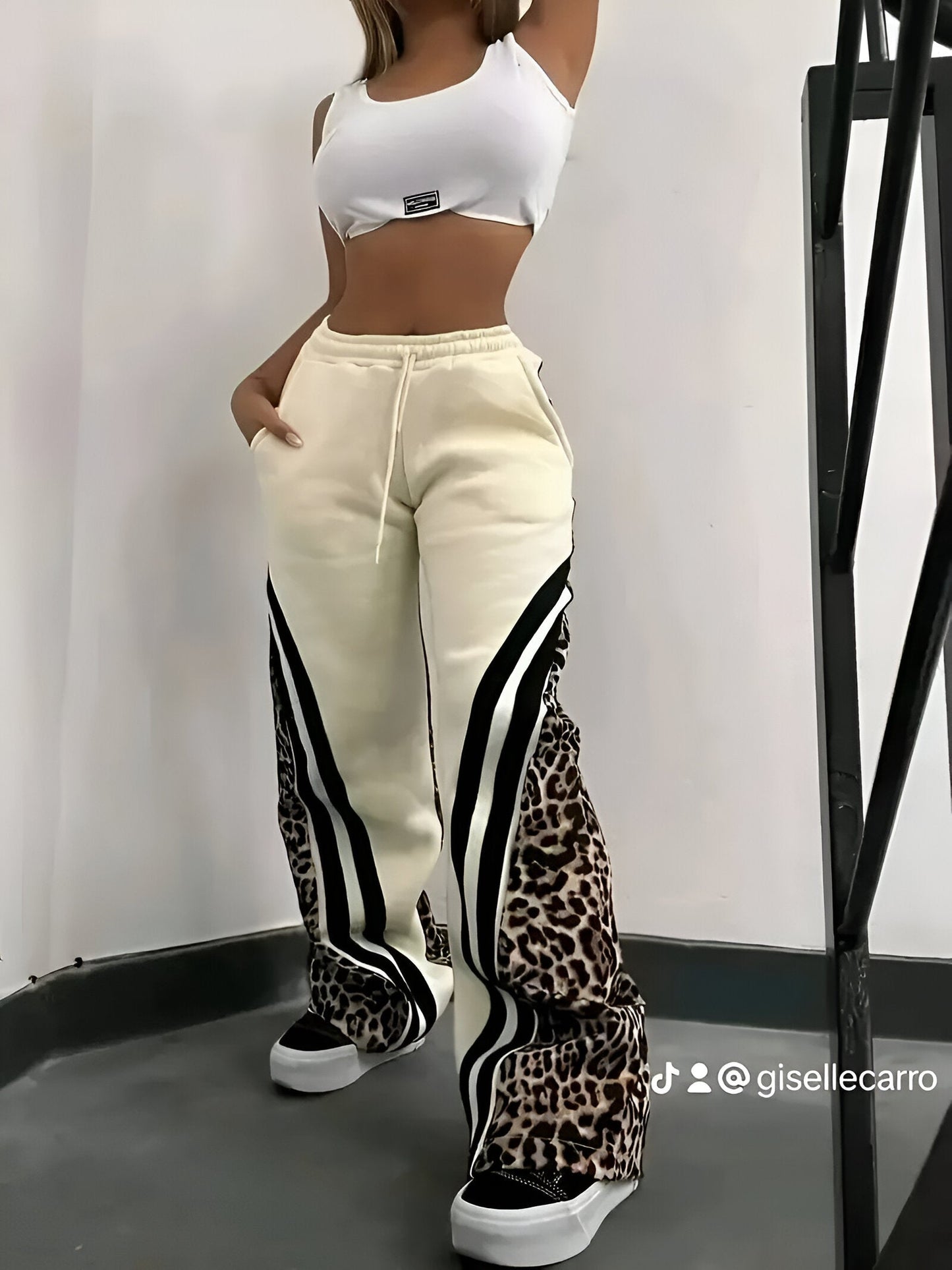 Rhea | Fleecefodrad fritidsbyxa med leopardmönstrat färgblock