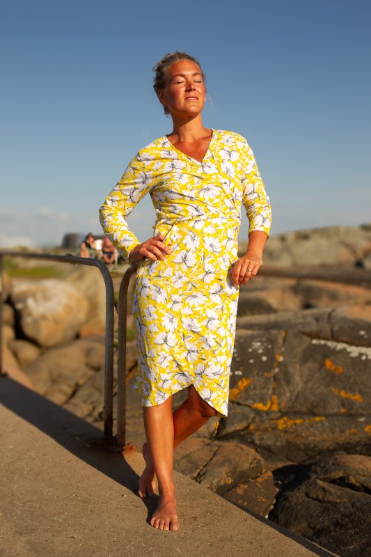 Valla | Gul Blommig Omlottklänning För Sommardagar