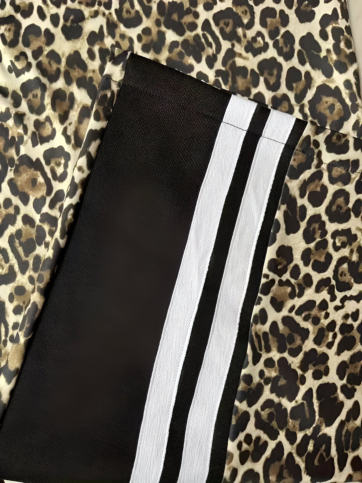 Rhea | Fleecefodrad fritidsbyxa med leopardmönstrat färgblock