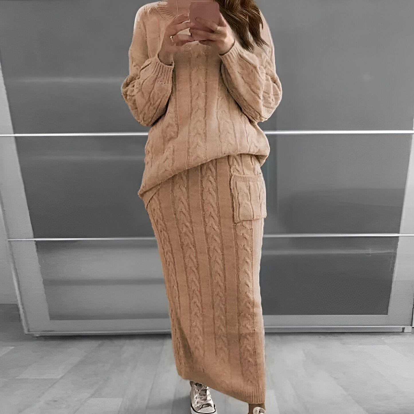 Liane |Mysig vinterstämning: stickad tröja och kjol (säsong 1)