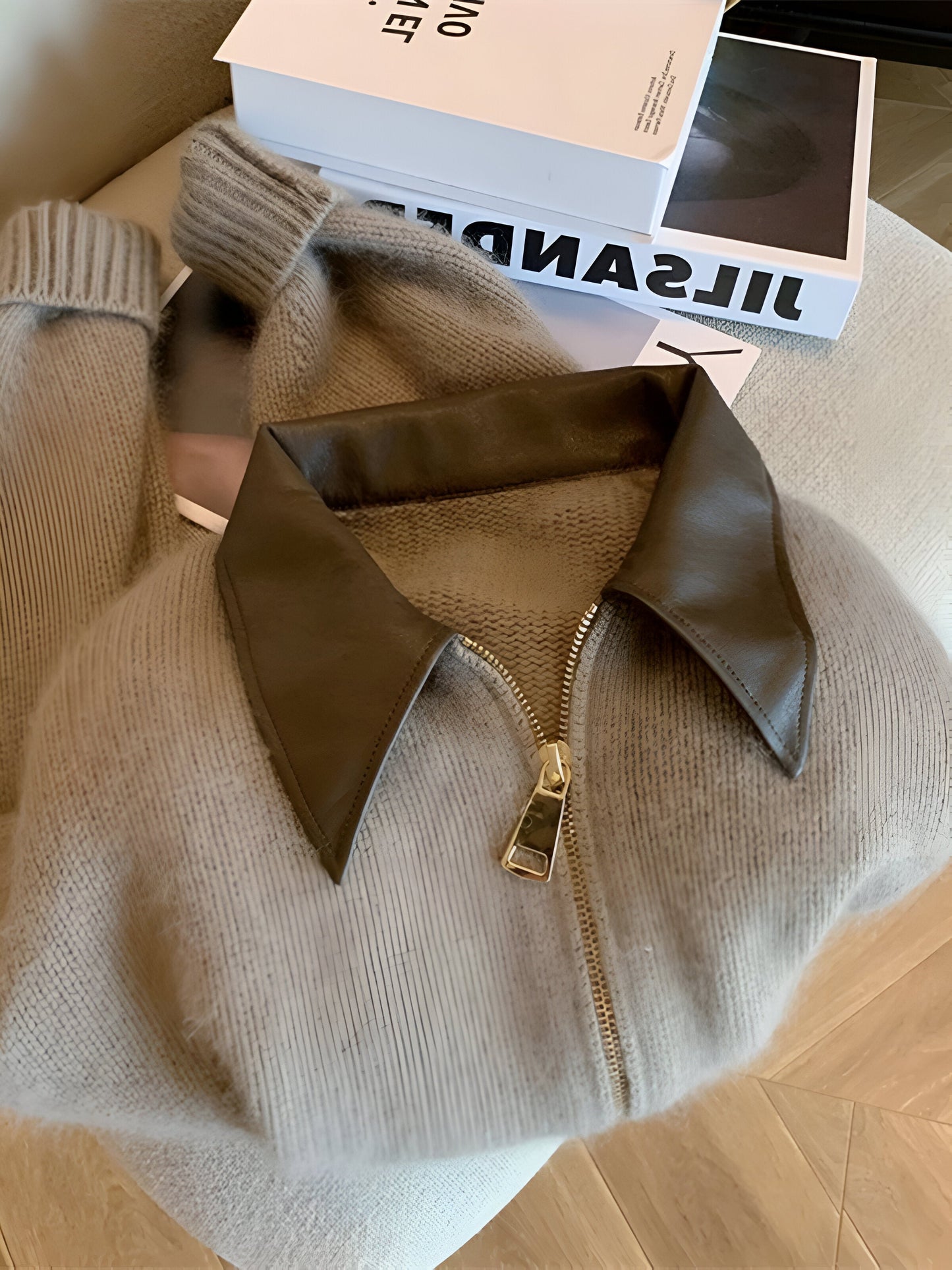 Elvira | Trendigt stickad tröja med krage i spaltläder