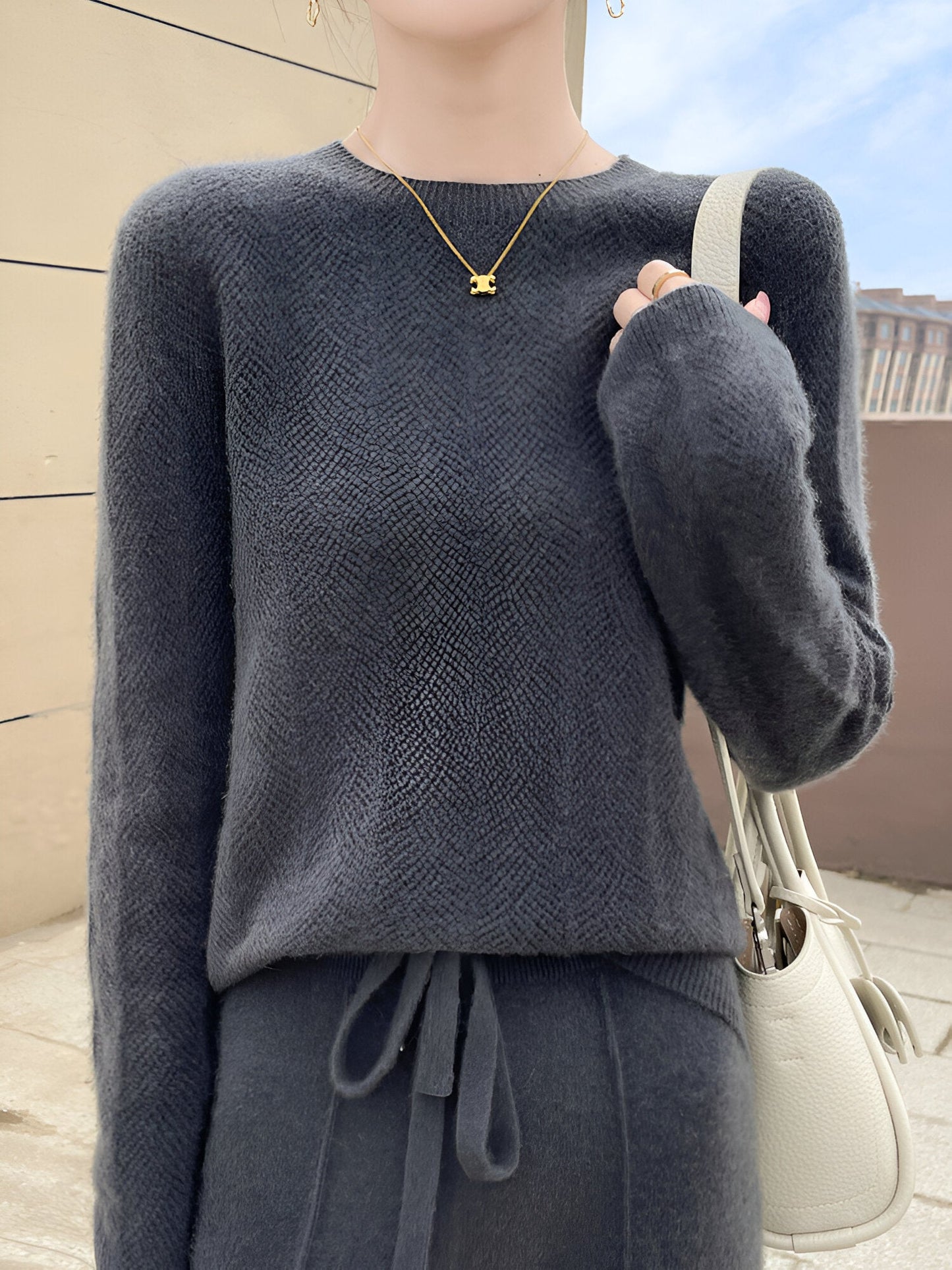 Zora |  Jumper i merinoull med eleganta utskärningar