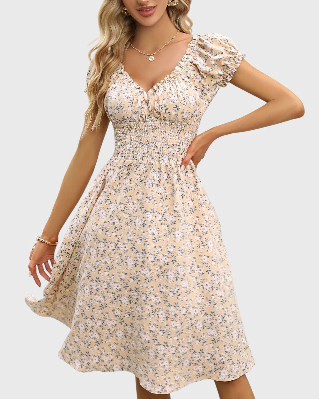 Bettina | Blommig midiklänning med puffärm och smickrande v-ringning