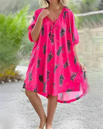 Greta - Mönstrad vardagsklänning med V-ringning