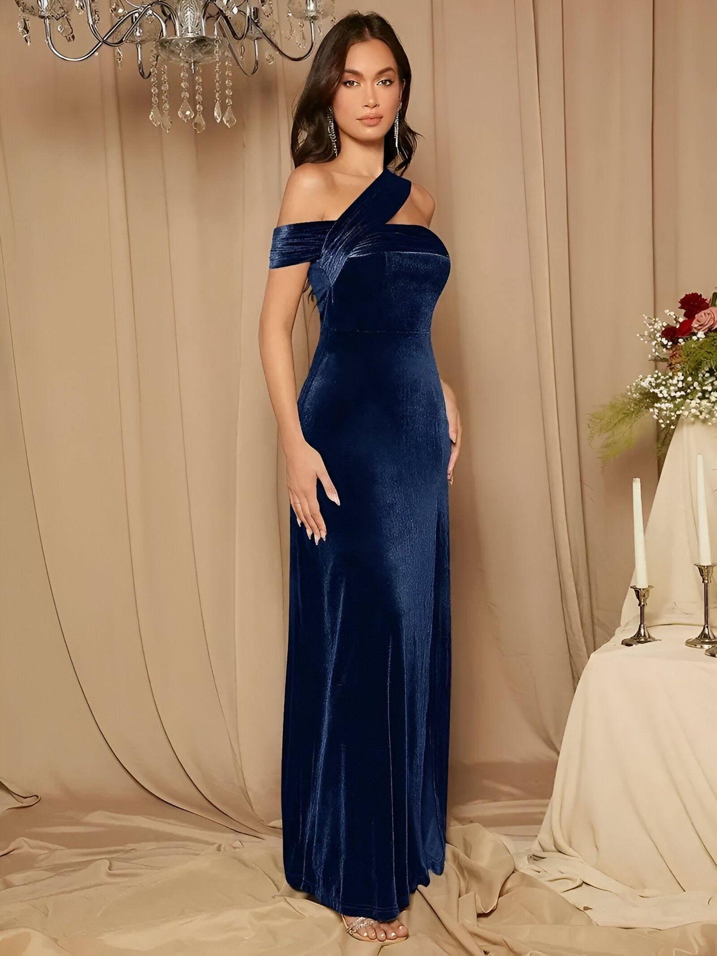 Lilith | Sexig bodyconklänning i sammet med slits i sidan