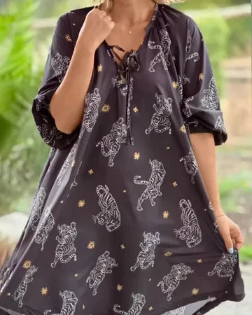 Greta - Mönstrad vardagsklänning med V-ringning