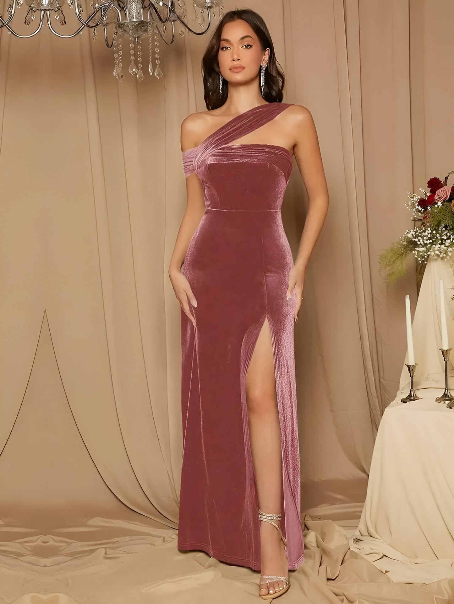 Lilith | Sexig bodyconklänning i sammet med slits i sidan