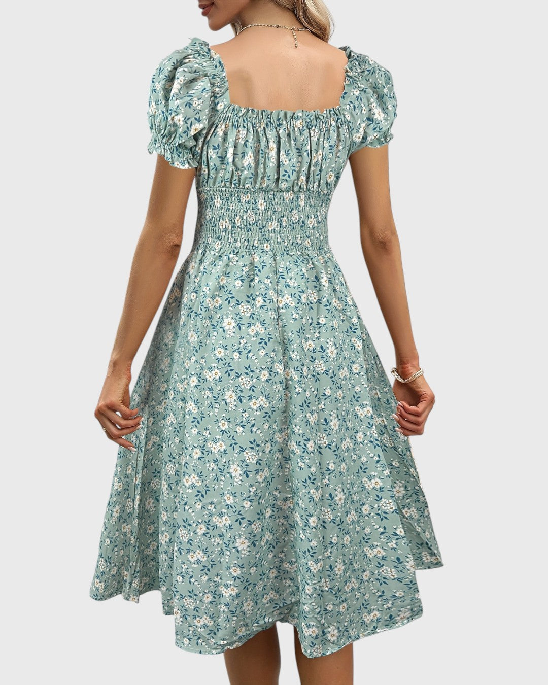 Bettina | Blommig midiklänning med puffärm och smickrande v-ringning