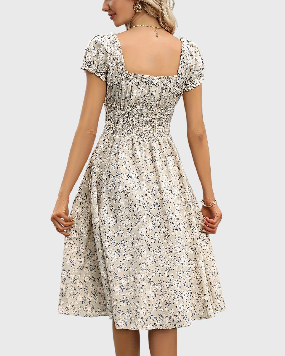 Bettina | Blommig midiklänning med puffärm och smickrande v-ringning