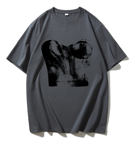 Britta - Hirsionsan Harajuku T-shirt med grafiskt tryc