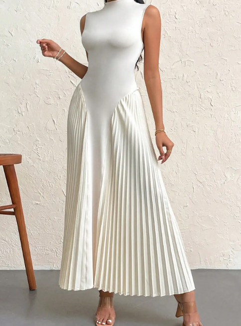 Esther - Elegant klänning med rund halsringning och lång kjo