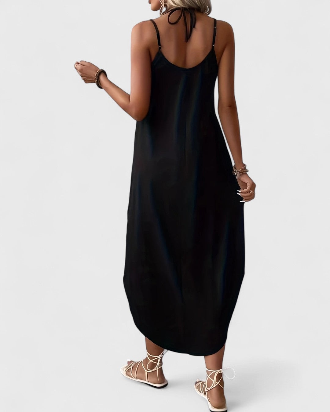 Alva | Lång Flödande Sommarklänning med Smala Axelband