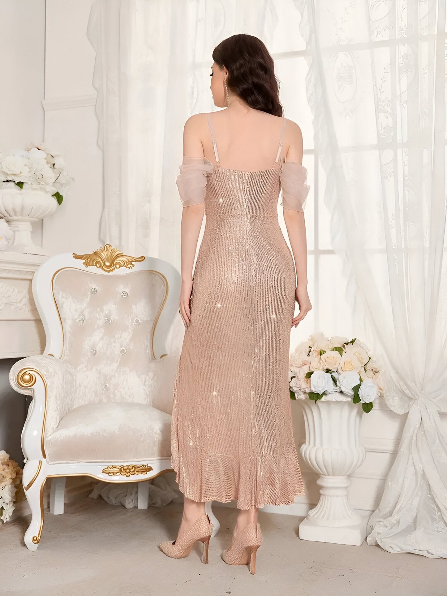 Beate | Glamorös paljettklänning med kalla axlar