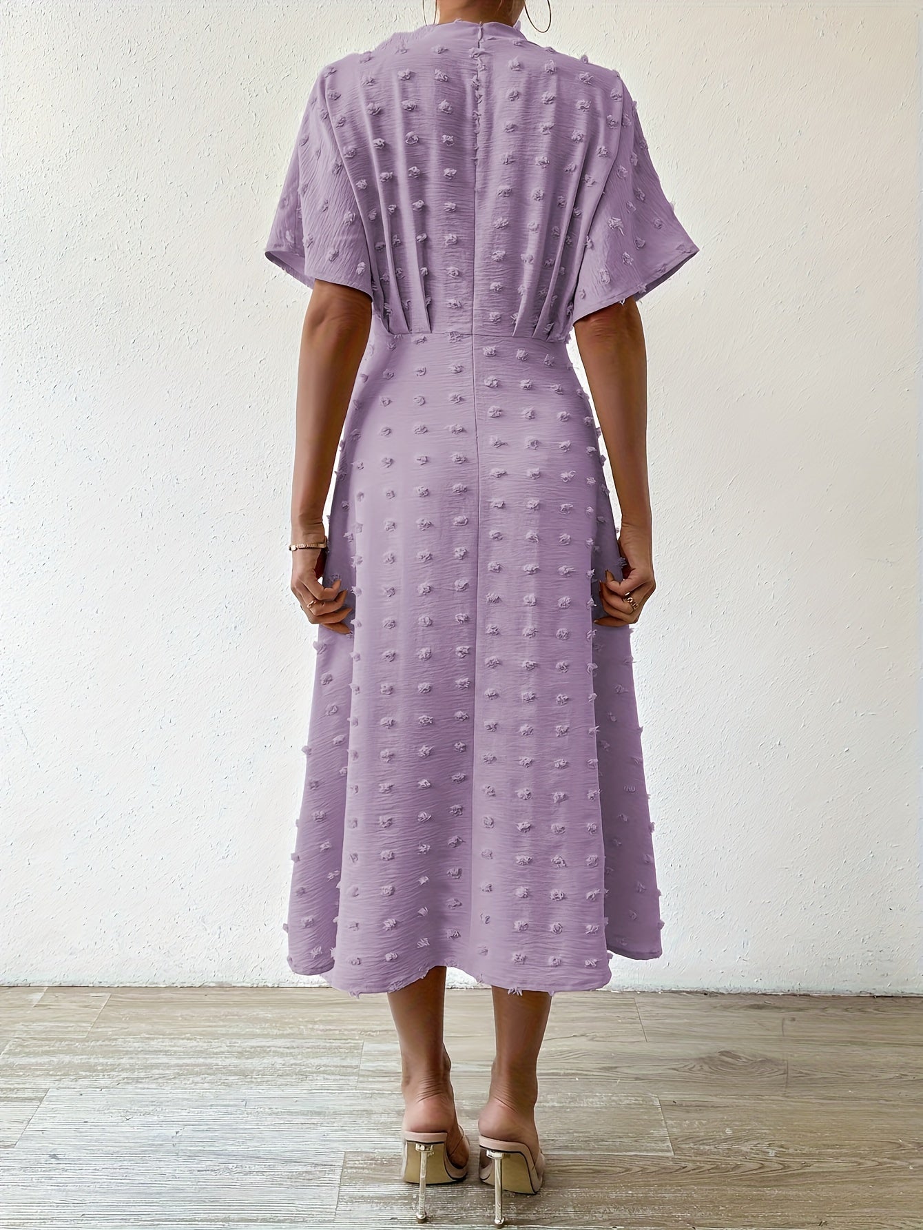 Alma | Prickig Plisserad Midi Klänning För Formella Tillfällen