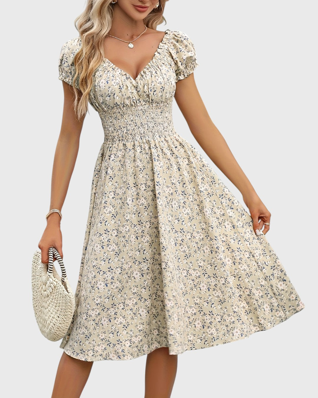 Bettina | Blommig midiklänning med puffärm och smickrande v-ringning