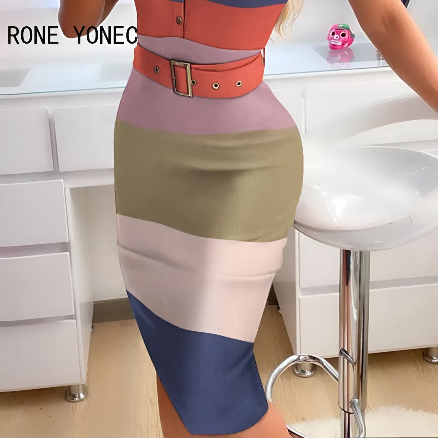 Dora | Enkelt chic: randig, ärmlös midiklänning i stickat material