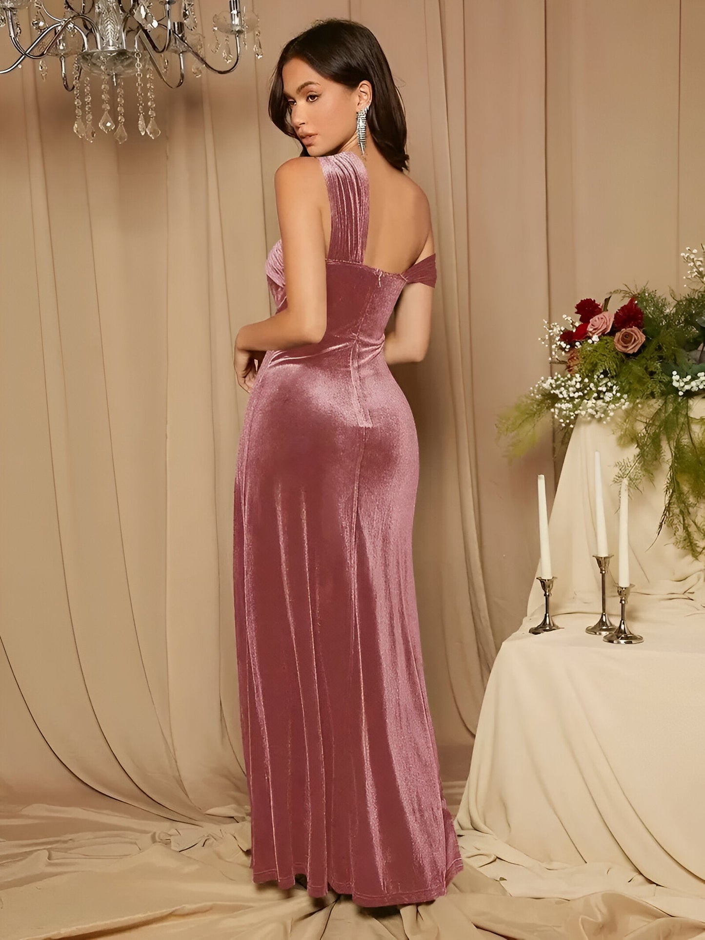 Lilith | Sexig bodyconklänning i sammet med slits i sidan