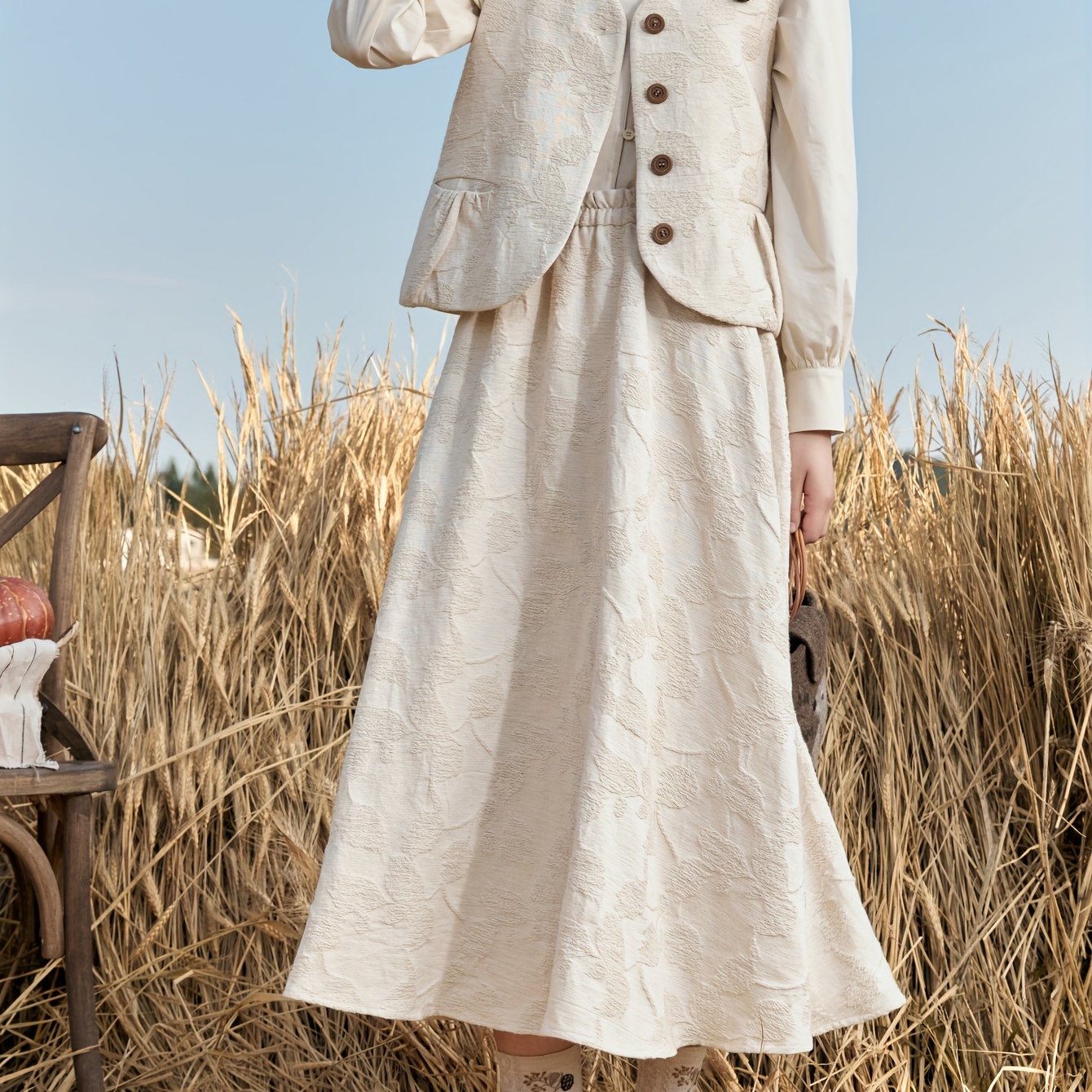 Freja | Midilång jeanskjol med vintagebroderi