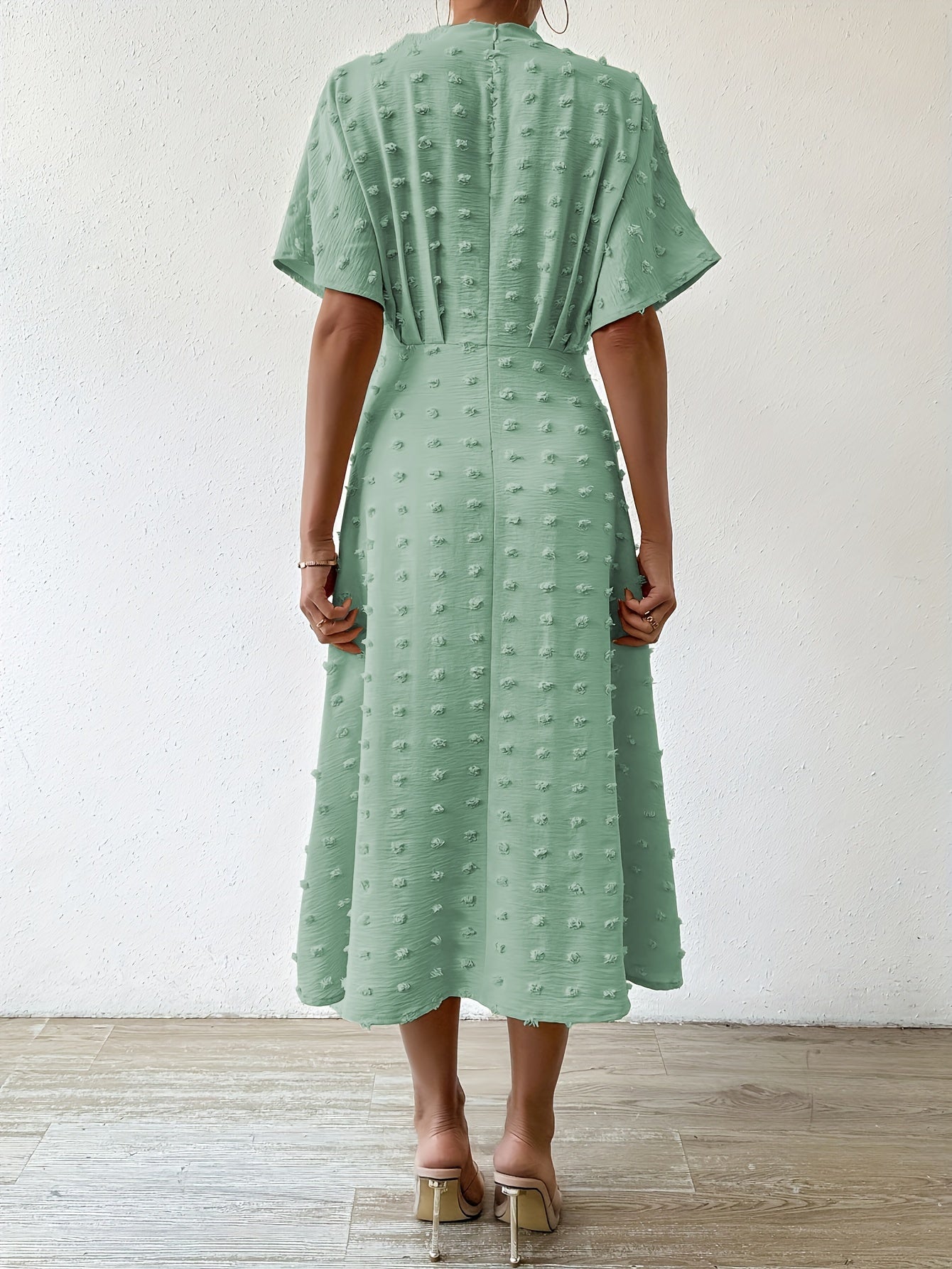 Alma | Prickig Plisserad Midi Klänning För Formella Tillfällen