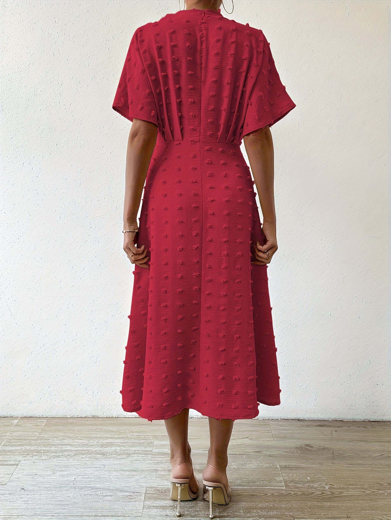 Alma | Prickig Plisserad Midi Klänning För Formella Tillfällen