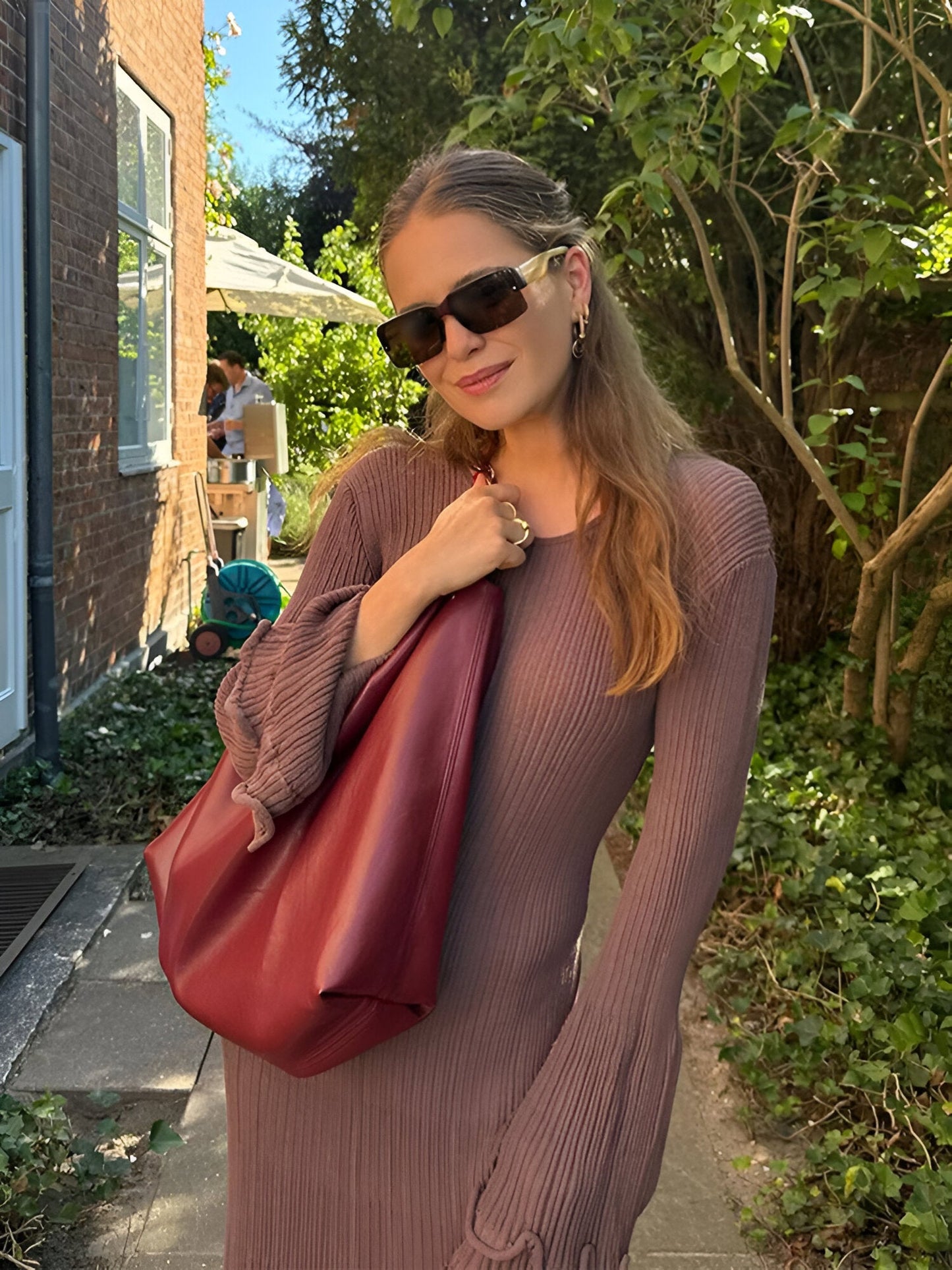 Edda | Elegant vit stickad klänning med volang i nederkanten