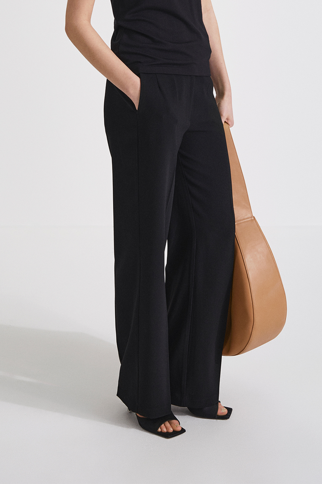 Matilda | Klassiska svarta byxor med vida ben