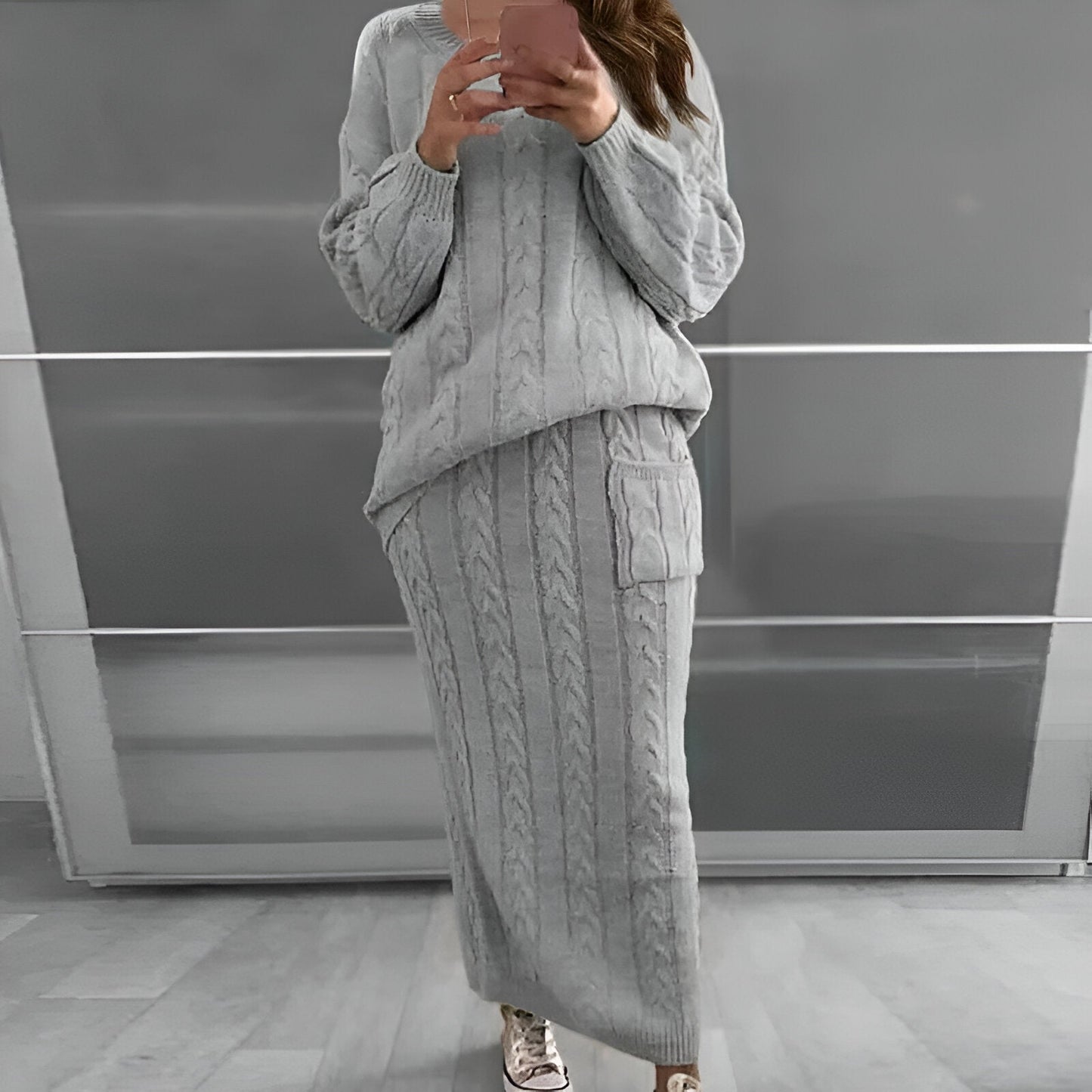 Liane |Mysig vinterstämning: stickad tröja och kjol (säsong 1)