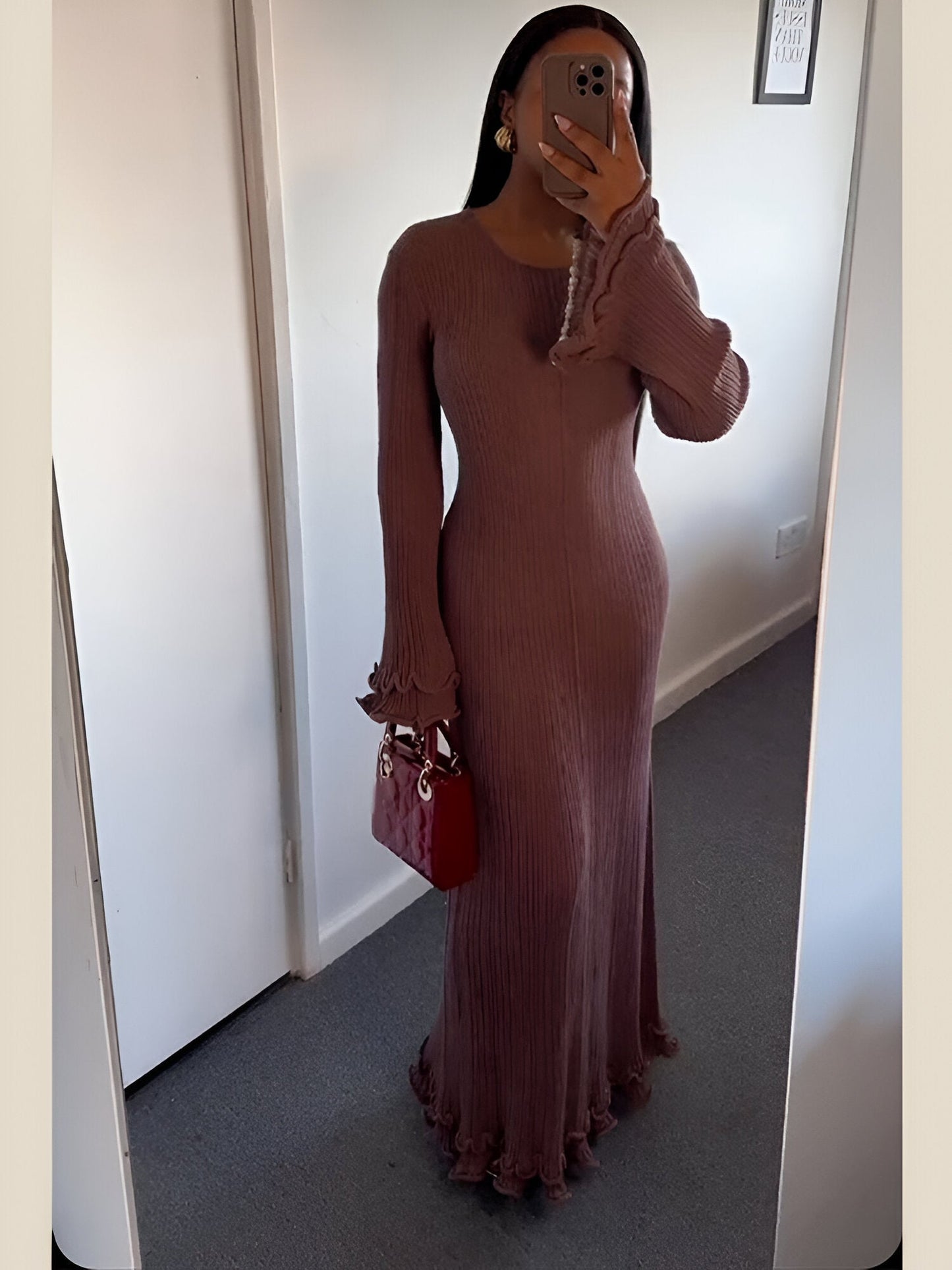 Edda | Elegant vit stickad klänning med volang i nederkanten